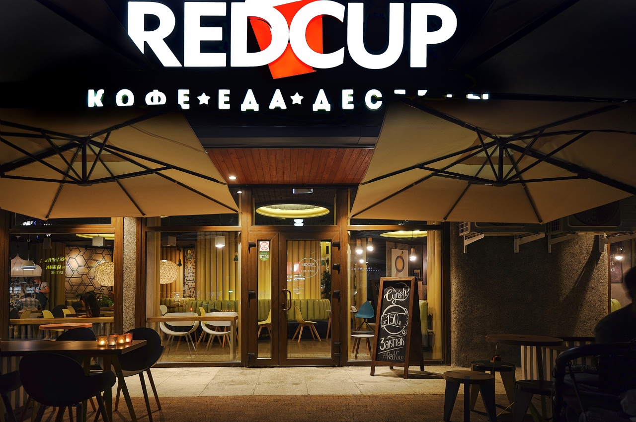 Необычный ретро футуристический интерьер кофейни REDCUP в Сочи